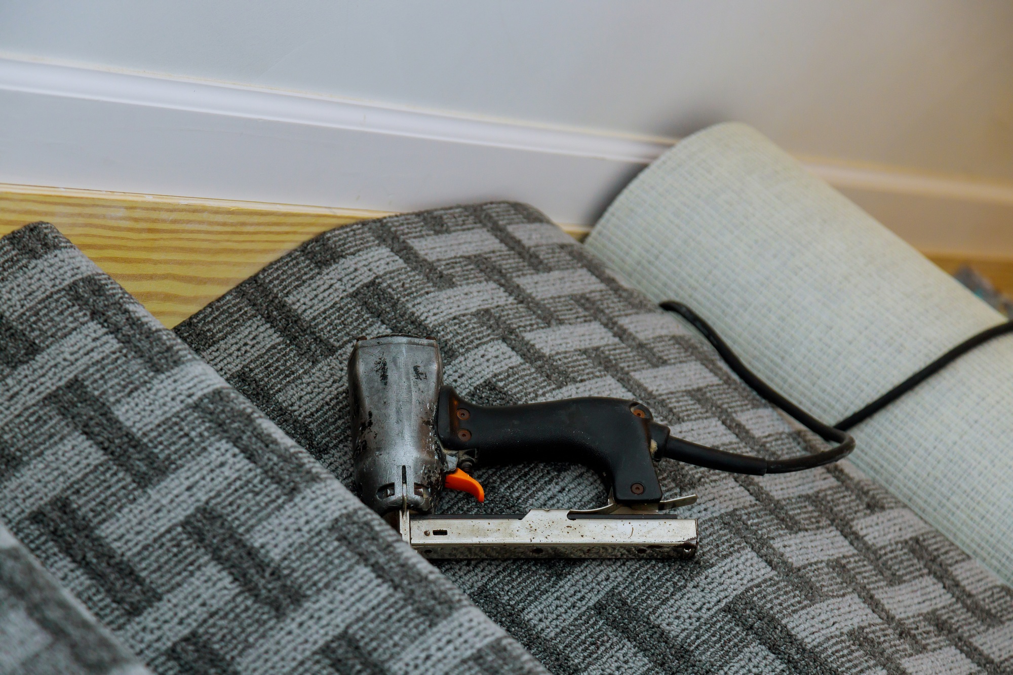 Staircase with installation carpet on rolling carpet